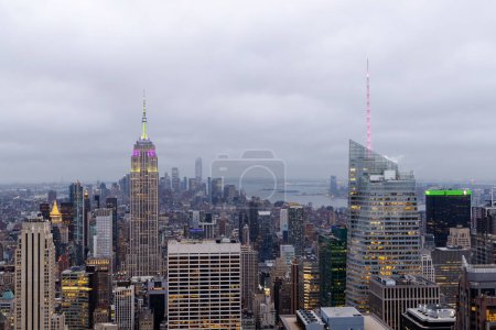 Téléchargez les photos : Manhattan skyline à New York, mettant en valeur l'architecture impressionnante et le paysage urbain moderne au coucher du soleil - en image libre de droit