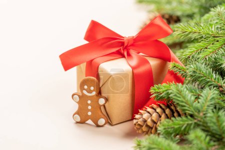 Foto de Rama de abeto de Navidad, caja de regalo de Navidad, galleta de jengibre y espacio para saludos texto - Imagen libre de derechos