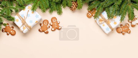 Téléchargez les photos : Branche de sapin de Noël, coffrets cadeaux de Noël, biscuits au pain d'épice et espace pour le texte de salutations. Pose plate - en image libre de droit
