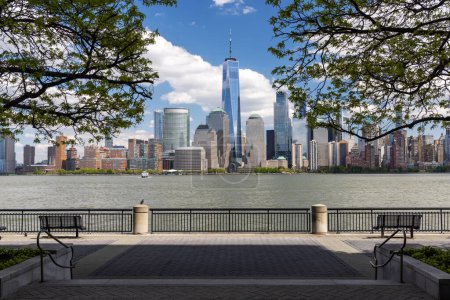 Foto de Manhattan skyline en Nueva York a través del río Hudson, mostrando la impresionante arquitectura y el paisaje urbano moderno - Imagen libre de derechos