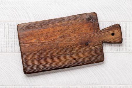 Téléchargez les photos : Wooden cutting board on kitchen table. Flat lay with copy space - en image libre de droit