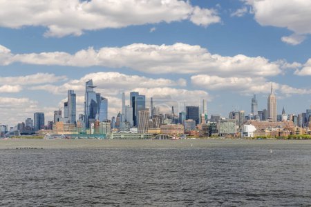 Téléchargez les photos : Manhattan skyline à New York à travers le fleuve Hudson, mettant en valeur l'architecture impressionnante et le paysage urbain moderne - en image libre de droit