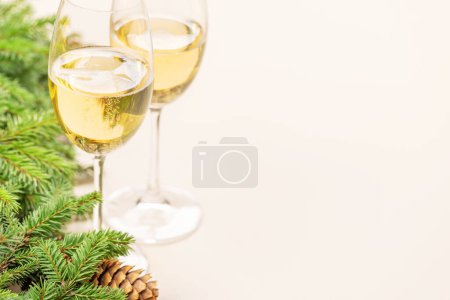 Foto de Rama de abeto de Navidad, champán y espacio para saludos texto - Imagen libre de derechos