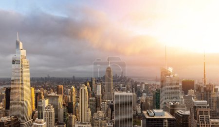 Foto de Manhattan skyline en Nueva York, mostrando la impresionante arquitectura y el paisaje urbano moderno al atardecer - Imagen libre de derechos