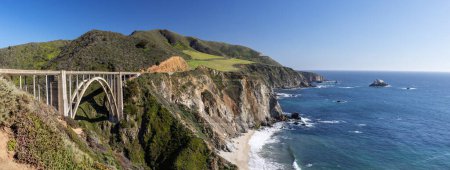Téléchargez les photos : Une vue imprenable sur un pont sur la côte de l'océan à Big Sur, Californie, offrant une toile de fond pittoresque pour une aventure en road trip - en image libre de droit