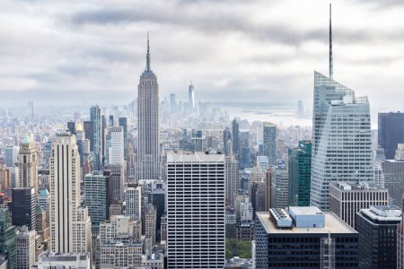 Téléchargez les photos : Manhattan skyline à New York, mettant en valeur l'architecture impressionnante et le paysage urbain moderne - en image libre de droit