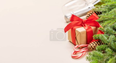 Téléchargez les photos : Branches sapin de Noël, coffret cadeau de Noël, champagne et espace pour salutations texte - en image libre de droit