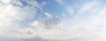 Téléchargez les photos : Une grande vue panoramique sur le ciel avec des nuages, mettant en valeur la beauté naturelle et la tranquillité du paysage - en image libre de droit