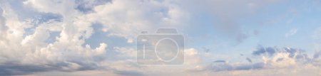 Téléchargez les photos : Une grande vue panoramique sur le ciel avec des nuages, mettant en valeur la beauté naturelle et la tranquillité du paysage - en image libre de droit