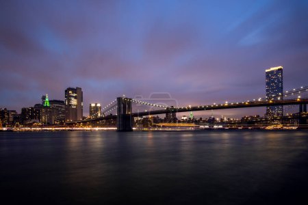 Foto de Manhattan skyline y el puente de Brooklyn en Nueva York, mostrando la impresionante arquitectura y el paisaje urbano moderno por la noche - Imagen libre de derechos
