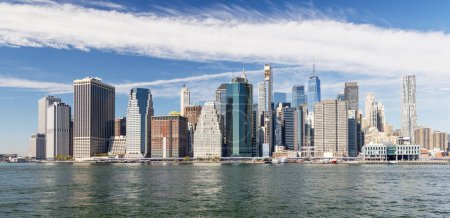 Foto de Icónico horizonte de Nueva York visto desde Brooklyn al otro lado del río Este - Imagen libre de derechos