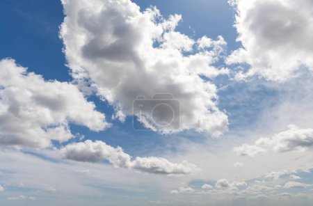 Téléchargez les photos : Une belle vue panoramique du ciel avec des nuages, mettant en valeur la beauté naturelle et la tranquillité du paysage - en image libre de droit