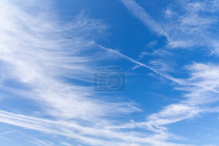 Téléchargez les photos : Une belle vue panoramique du ciel avec des nuages, mettant en valeur la beauté naturelle et la tranquillité du paysage - en image libre de droit