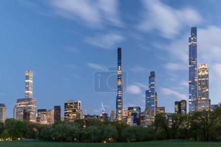 Foto de Rascacielos de Manhattan y prado de Central Park al atardecer - Imagen libre de derechos