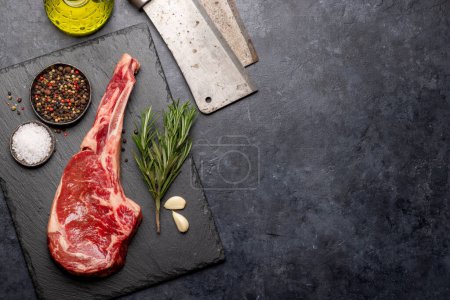 Foto de Raw Tomahawk beef steak and spices. Ready for grilling. Flat lay with copy space - Imagen libre de derechos