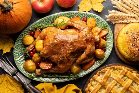Téléchargez les photos : Dinde de Thanksgiving, tarte aux pommes et pain à la citrouille sur table rustique. Pose plate - en image libre de droit