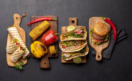 Foto de Comida mexicana con tacos, burritos, verduras a la parrilla, hamburguesas y más. Puesta plana - Imagen libre de derechos