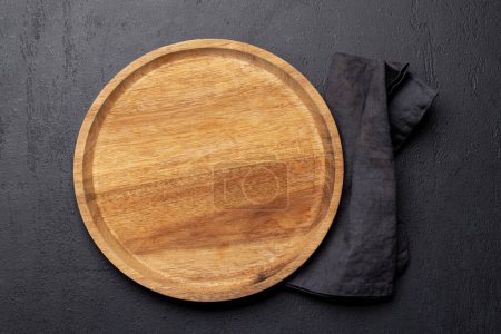 Foto de Tabla de cortar de madera y toalla de cocina. Piso con espacio de copia - Imagen libre de derechos