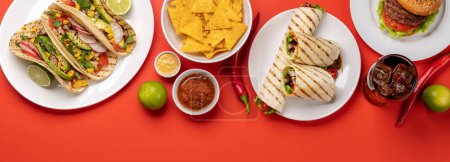 Téléchargez les photos : Cuisine mexicaine avec tacos, burritos, nachos, burgers et plus encore. Pose plate - en image libre de droit