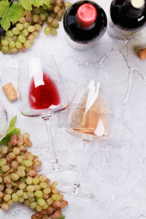 Téléchargez les photos : Verres et bouteilles de vin rose et rouge. Pose plate - en image libre de droit