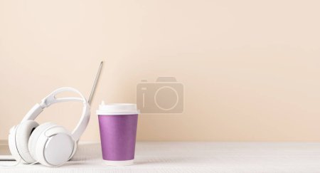 Foto de Portátil, auriculares y taza de café. Ordenador en el escritorio con espacio en blanco para su texto - Imagen libre de derechos