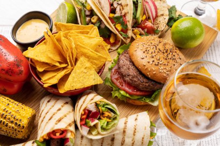 Téléchargez les photos : Cuisine mexicaine avec tacos, burritos, nachos, burgers et bière - en image libre de droit