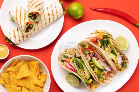 Téléchargez les photos : Nourriture mexicaine avec tacos, burritos, nachos et plus - en image libre de droit