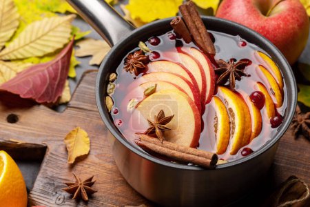 Téléchargez les photos : Vin chaud chaud avec des fruits et des épices. Cocktail d'automne - en image libre de droit