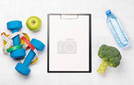 Téléchargez les photos : Fitness et saine alimentation concept. Pose plate avec presse-papiers pour votre plan de fitness ou menu diététique - en image libre de droit