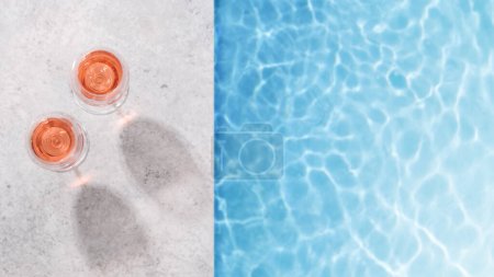 Téléchargez les photos : Vin de rose rafraîchissant au bord de la piscine par une journée ensoleillée, les vacances d'été parfaites. Vue d'en haut avec espace pour votre texte - en image libre de droit