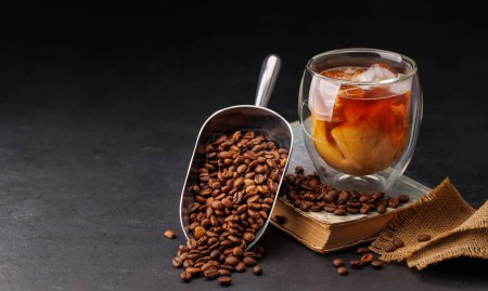 Téléchargez les photos : Café froid glacé et grains de café fraîchement torréfiés. Avec espace de copie - en image libre de droit