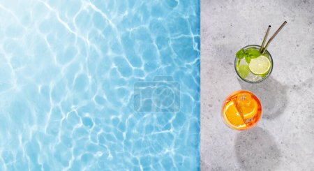 Téléchargez les photos : Cocktails rafraîchissants au bord de la piscine par une journée ensoleillée, les vacances d'été parfaites. Vue d'en haut avec espace pour votre texte - en image libre de droit