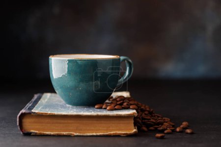 Téléchargez les photos : Café riche dans une tasse avec des haricots torréfiés aromatiques, une infusion matinale parfaite - en image libre de droit