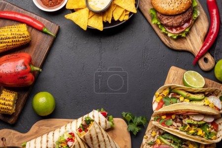 Téléchargez les photos : Cuisine mexicaine avec tacos, burritos, nachos, burgers et plus encore. Pose plate avec espace de copie - en image libre de droit