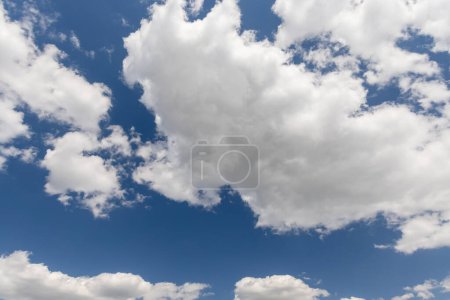 Foto de Una hermosa vista panorámica del cielo con nubes, mostrando la belleza natural y la tranquilidad del paisaje - Imagen libre de derechos