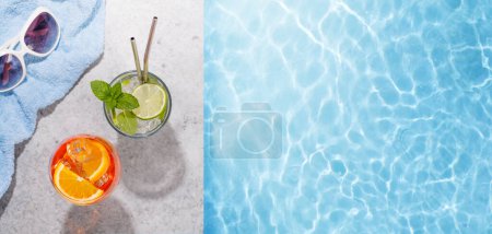 Foto de Cócteles refrescantes junto a la piscina en un día soleado, las vacaciones de verano perfectas. Vista desde arriba con espacio para su texto - Imagen libre de derechos