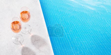 Téléchargez les photos : Vin de rose rafraîchissant au bord de la piscine par une journée ensoleillée, les vacances d'été parfaites. Avec de l'espace pour votre texte - en image libre de droit