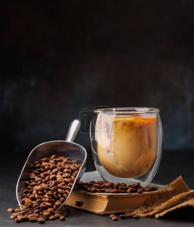 Foto de Café helado y granos de café recién tostados. Con espacio de copia - Imagen libre de derechos