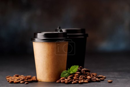 Aromatischer Kaffee in einer Papptasse gepaart mit einem flockigen Croissant. Mit Kopierraum