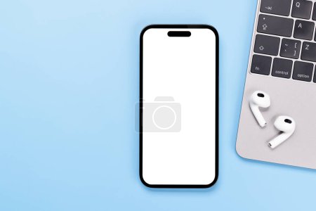 Téléchargez les photos : Smartphone à écran blanc vierge sur un bureau, parfait pour votre maquette design - en image libre de droit