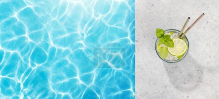 Téléchargez les photos : Cocktail rafraîchissant au bord de la piscine par une journée ensoleillée, les vacances d'été parfaites. Vue d'en haut avec espace pour votre texte - en image libre de droit