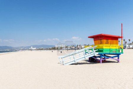 Téléchargez les photos : Une photo vibrante d'une tour de sauveteur aux couleurs du drapeau de la fierté, situé à Venice Beach, Los Angeles - en image libre de droit