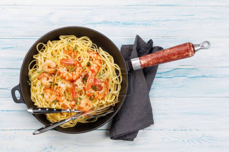 Téléchargez les photos : Une délicieuse pâtes italiennes ornée de crevettes au thym, créant une indulgence parfaite pour les fruits de mer. Pose plate avec espace de copie - en image libre de droit