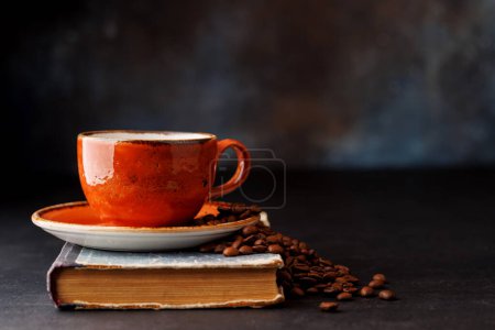 Foto de Café rico en una taza con granos tostados aromáticos, un perfecto brebaje matutino - Imagen libre de derechos