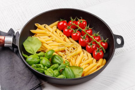 Foto de Una vibrante representación de la bandera italiana hecha con pasta, albahaca y tomates, bellamente presentada en una sartén - Imagen libre de derechos