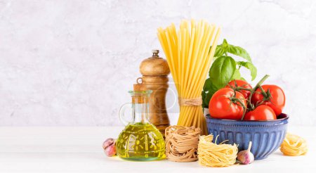 Foto de Ingredientes para cocinar. Cocina italiana. Pastas, tomates, albahaca - Imagen libre de derechos