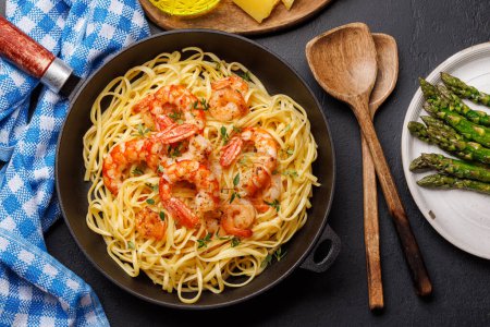 Foto de Una deliciosa pasta italiana adornada con camarones con tomillo, creando una perfecta indulgencia con los mariscos. Puesta plana - Imagen libre de derechos