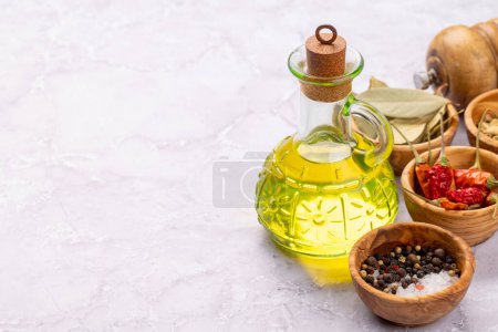 Téléchargez les photos : Diverses épices séchées et huile d'olive - en image libre de droit