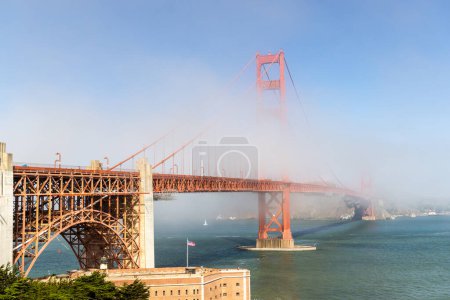 Téléchargez les photos : Golden Gate Bridge couvert de nuages, San Francisco, Californie - en image libre de droit
