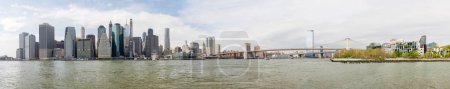 Téléchargez les photos : New York City skyline et Brooklyn bridge. Panorama des gratte-ciel de Manhattan depuis Brooklyn - en image libre de droit